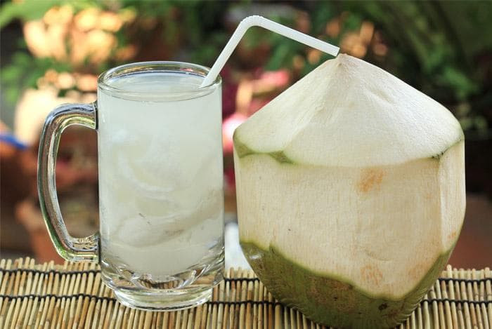 Sebelum menjalani operasi atau pembedahan, kamu juga nggak disarankan untuk minum air kelapa. (Getty Images)