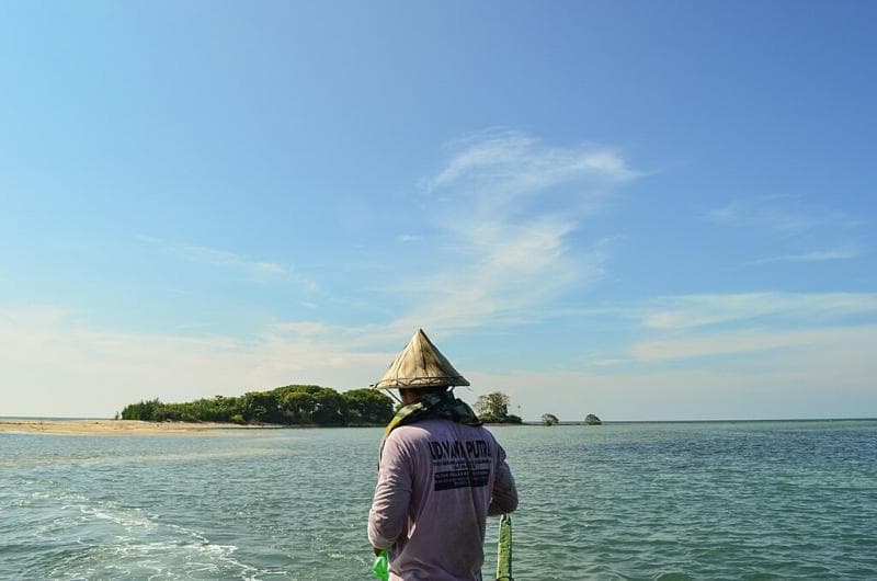 Kamu bisa berangkat ke Pulau Rembang dengan memakai jasa naik perahu Rp 300 ribu per 10 orang. (Googleuser/Ubaidillah Elmuddin)