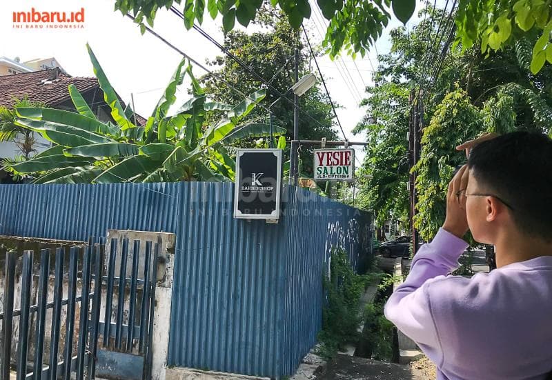 Mozes Christian Budiono saat berjelajah ke rumah dinas Dokter Kariadi di Jalan Cipto Semarang. (Inibaru.id/ Fitroh Nurikhsan)