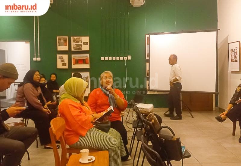 Pendiri Bengkel Sastra Taman Maluku, Bambang Sulis saat menceritakan kepribadian Nh Dini. (Inibaru.id/ Fitroh Nurikhsan)
