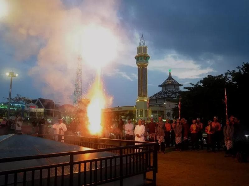 Tradisi Nyumet Dung di Masjid Agung Kauman Semarang. (Suaramerdeka/Nugroho DS)