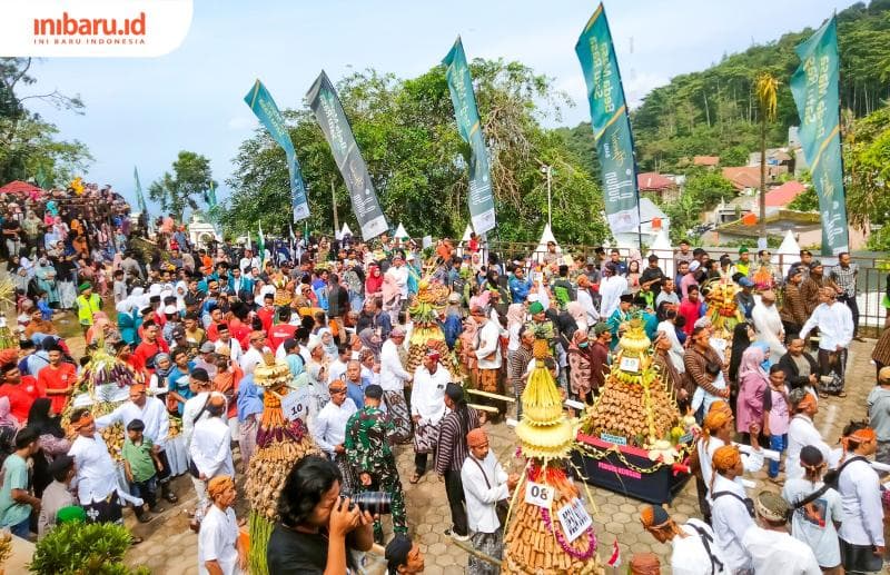 Ribuan masyarakat memadati Taman Ria di Desa Colo, Kecamatan Dawe, Kabupaten Kudus, untuk mengalap berkah Sunan Muria. (Inibaru.id/&nbsp;Alfia Ainun Nikmah)
