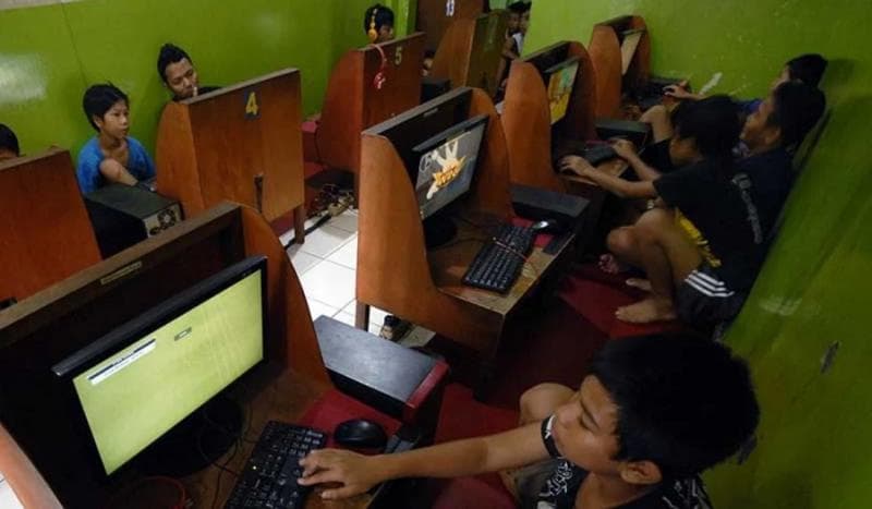 Suasana warnet Indonesia pada dekade 2000-an dan awal 2010-an. (duniagames)