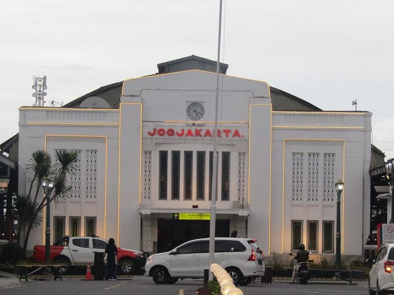Ada dua pintu Stasiun Tugu Yogyakarta. Pintu Timur lebih populer dari Pintu Selatan. (Wikipedia/© Alqhaderi Aliffianiko, Licensed with CC BY-SA 4.0.)
