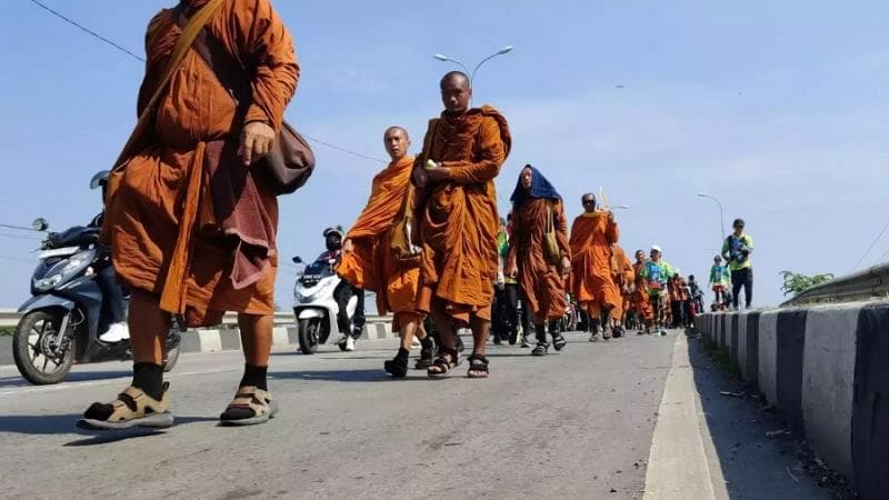 Biksu thudong dari Thailand kembali menyemarakkan perayaan Waisak 2024 di Candi Borobudur. (Beritasatu/Cas Kuat)