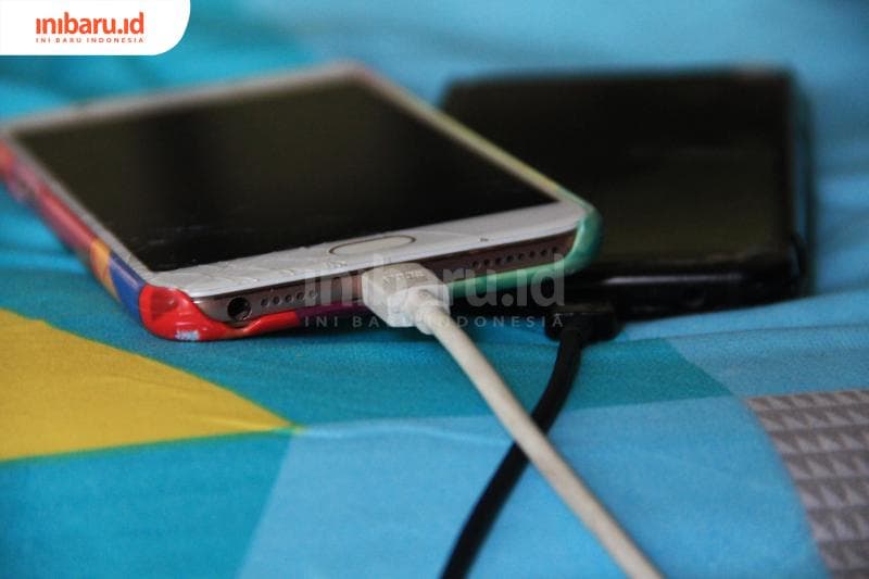 Kesalahan mengisi daya baterai yang mengakibatkan kerusakan pada ponsel. (Inibaru.id/Triawanda Tirta Aditya)