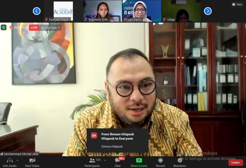 Mirdal Akib selaku CEO Media Group memberikan materi tentang mengukir prestasi di tengah pandemi. (Webinar)<br>