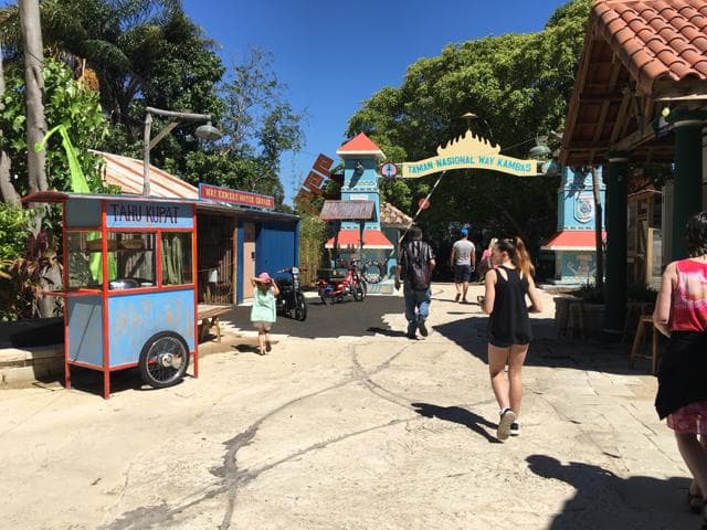 Gerobak kupat tahu dan suasana khas Indonesia ini ternyata ada di Sidney, Australia. (busycitykids.co.au)
