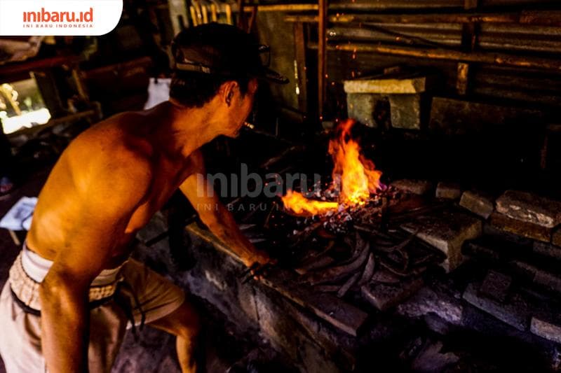 Di zaman dahulu, seorang pandai besi dianggap suci. (Inibaru.id/ Audrian F)<br>