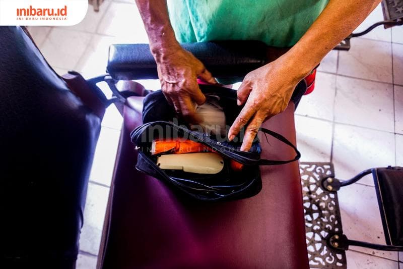 Bagus Senjaya juga menerima panggilan. (Inibaru.id/ Audrian F)<br>