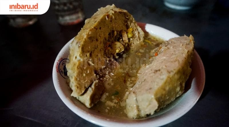Bakso ukuran besar memang menggiurkan, maka dia punya privilise untuk dimakan paling akhir. (Inibaru.id/ Audrian F)<br>