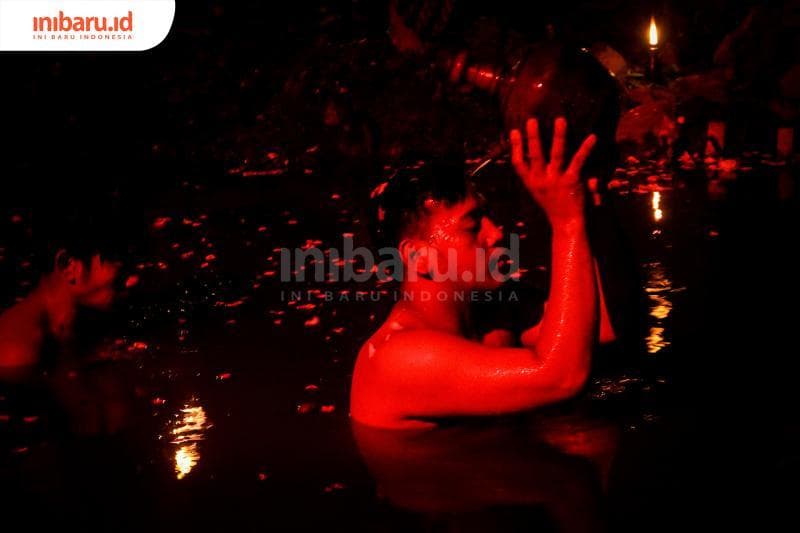 Ilustrasi: Ritual padusan di Jawa. (Inibaru.id/ Audrian F)