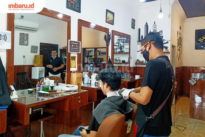 Barbershop awalnya nggak hanya tempat potong rambut. (Inibaru.id/ Zulfa Anisah)<br>