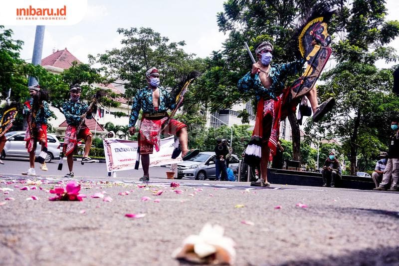 Melakukan aksi di depan kantor DPRD Jawa Tengah. (Inibaru.id/ Audrian F)<br>