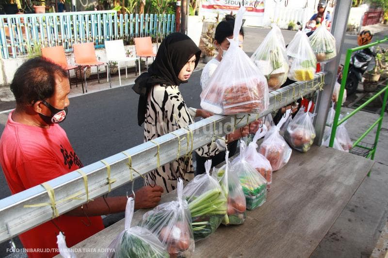 Setiap Jumat mulai pukul 07.00 WIB kumpulan ibu-ibu PKK ini akan mulai menaruh sedekah pangan di pinggir gang.<br>