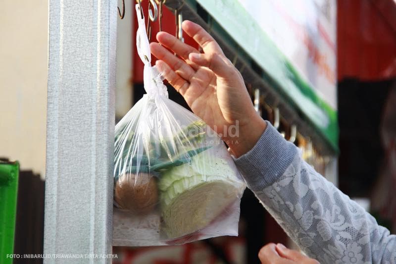 Satu kantong&nbsp; plastik berisi banyak bahan panganan.<br>