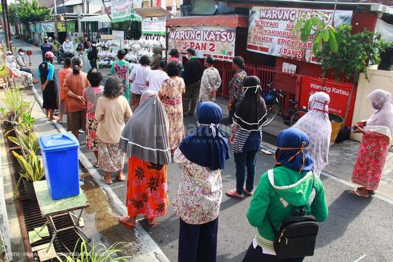 Saat mengantre, mereka tetap menerapkan protokol kesehatan dengan memakai masker, mencuci tangan, dan mejaga jarak.<br>
