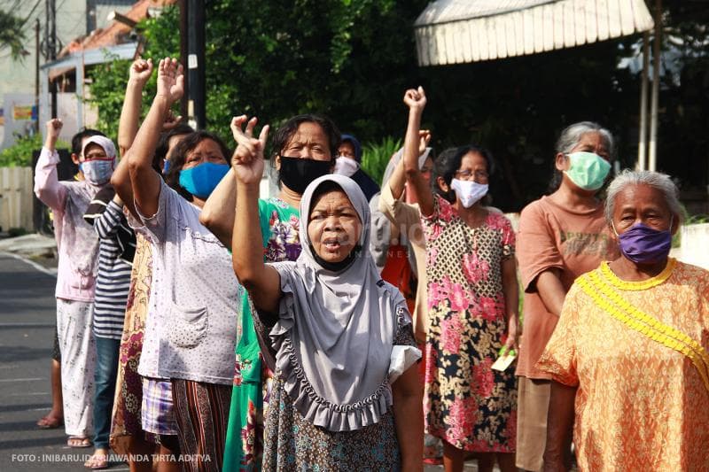 Mereka akan berjemur beberapa saat sambil mendengarkan imbauan dari pihak kelurahan.<br>