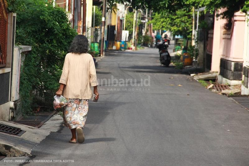 Bu Yuli, salah satu penerima bantuan yang merasa sangat bersyukur.<br>