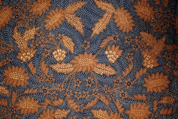 Motif Kembang Bangah ciptaan Go Tik Swan yang sarat kritik politik. (Antvklik)