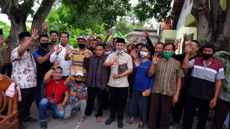 Iskandar bersama warga. (Istimewa)&nbsp;