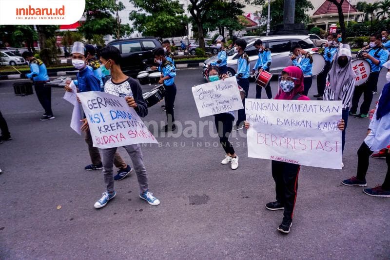 Dengan membawa kertas beserta curahan hati mereka. (Inibaru.id/ Audrian F)<br>