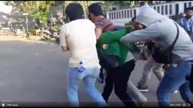 Potongan video polisi ricuh dengan sesama polisi di demo Jambi. (Pikiran-rakyat)