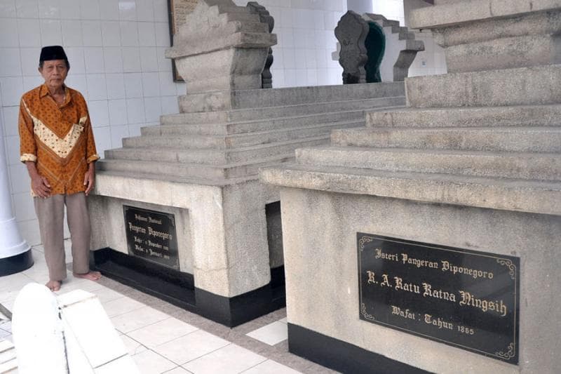 Cicit Pangeran Diponegoro, RM Saleh Cangga Diponegoro di samping makam Pangeran Diponegoro di Makassar. (DetikTravel/MN Aburrahman)