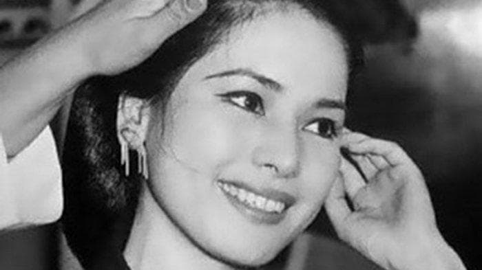 Naoko Nemoto yang lebih dikenal sebagai Ratna Sari Dewi pernah berpose setengah telanjang pada usia kepala lima. (Dok. Ratna Sari Dewi)