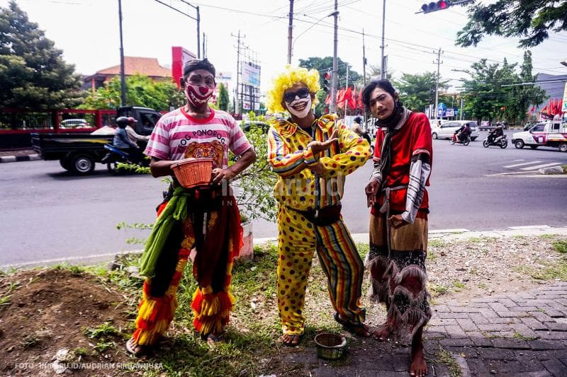 Kadimin (59), Ari (35) dan Tegar (18), penari jalanan yang biasa pentas di jalan Brigjen Sudiarto.<br>