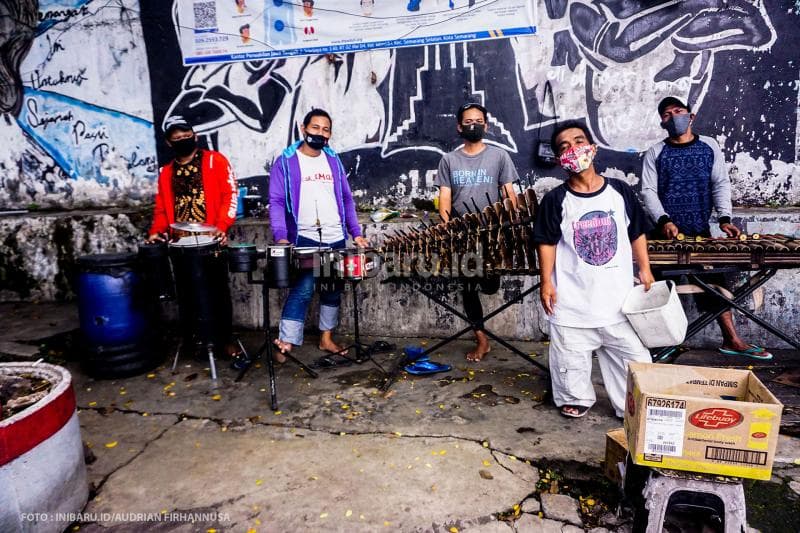 Casper, grup musik angklung milik Tri (jaket ungu).<br>