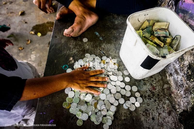 Mengumpulkan hasil mengamen. <br>