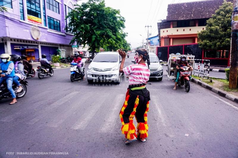Kadimin bukanlah warga asli Semarang. Dia jauh-jauh dari Wonogiri untuk mencari nafkah. Dilihat dari latar belakangnya, tampaknya dia memang penari reog betulan.<br>