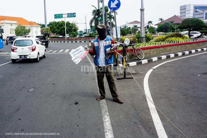 Di tengah senjakala koran, penjaja koran di lampu merah punya peran besar dalam mendongkrak oplah.<br>