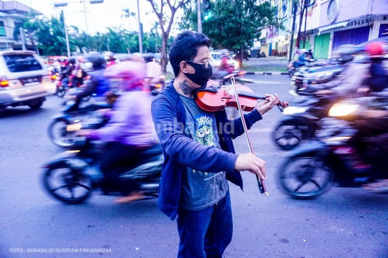 Satria si violinis jalanan. Alunan nadanya yang menyayat sungguh membuat sore hari makin syahdu. Selain menjadi pengamen biola, dia juga menerima les privat.<br>