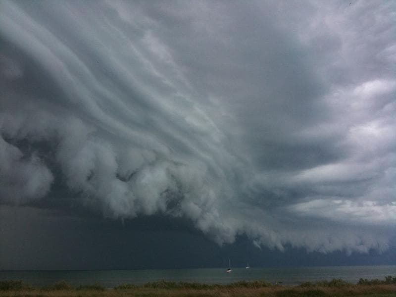 Suhu udara dan kemunculan awan tertentu bisa menjadi tanda puting beliung. (Flickr/mrpbps)