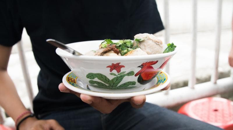 Mangkuk ayam jago yang sangat legendaris di penjual mi ayam dan bakso. (kuyou.id)