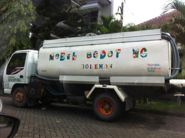 Pernah Kepikiran, di Mana Tinja dari Mobil Sedot WC Dibuang?