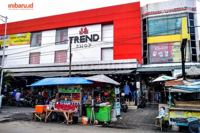 Toko Trend sebagai bekas Gedung Bioskop Rahayu. (Inibaru.id/ Audrian F)<br>