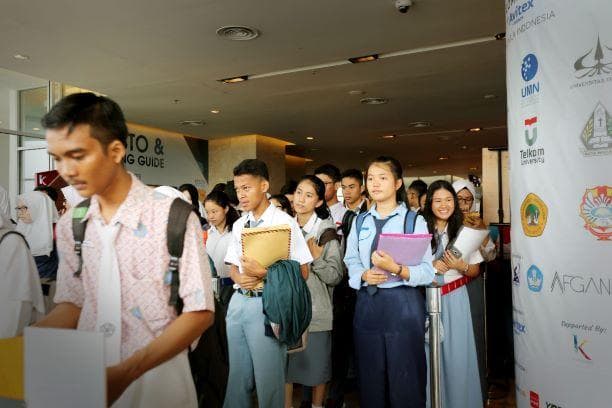 Anak muda bisa mendapatkan kesempatan menempuh pendidikan tinggi dengan beasiswa OSC. (Medcom.id)