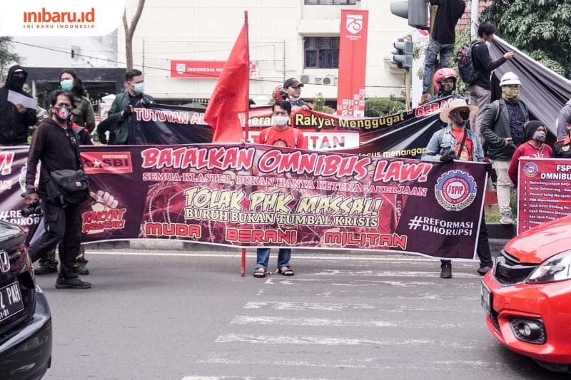 Omnibus Law yang sudah disahkan ternyata ada yang salah ketik. (Inibaru.id/ Audrian F)<br>