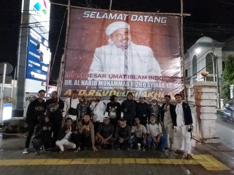 Spanduk penyambutan kepulangan Habib Rizieq sudah terpasang di berbagai tempat. (Twitter/MediaFpi)