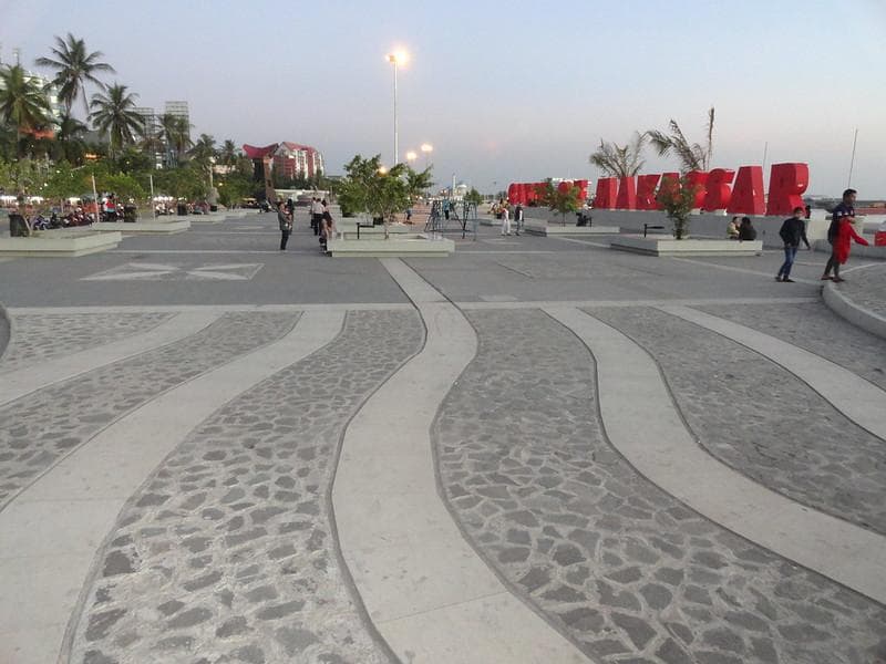 Pantai Losari di Makassar, kota yang dulu disebut dengan nama Ujung Pandang. (Flickr/

Fabio Achilli)