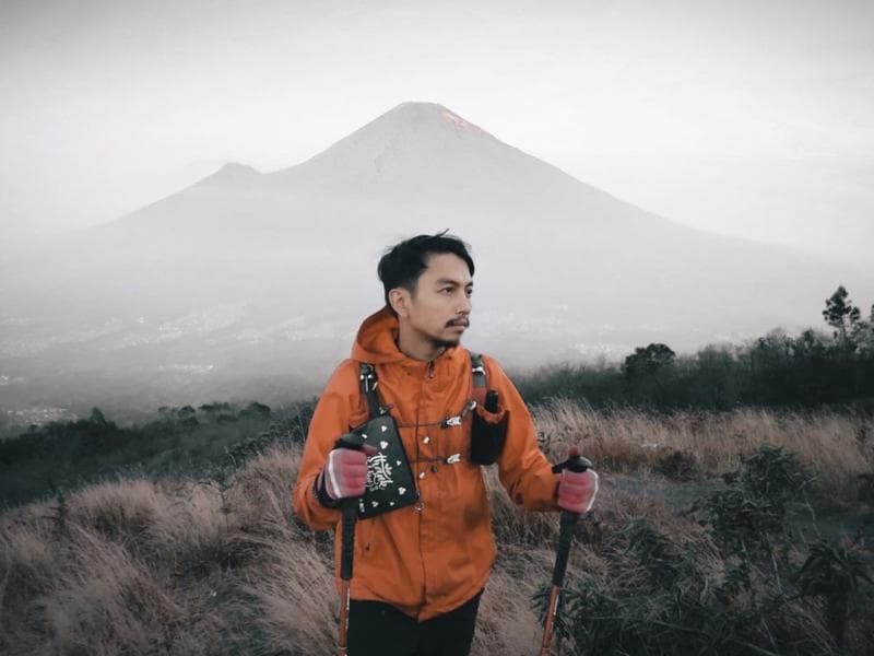 Fiersa Besari dihukum nggak boleh mendaki Gunung Rinjani dua tahun. (instagram.com/fiersabesari)