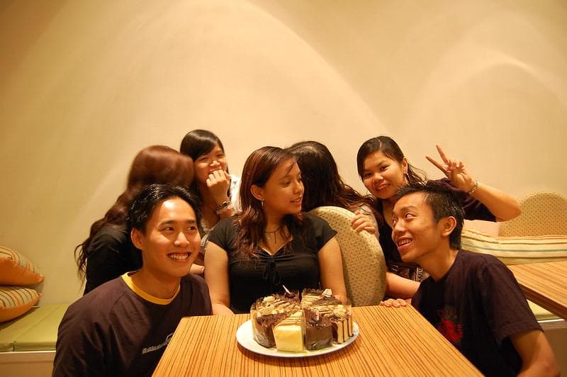 Di sini, orang yang ulang tahun justru harus mentraktir temannya. Bikin sebel deh. (Flickr/

chee.hong)