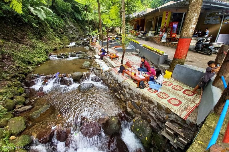 Kamu bisa bersantai di tepi aliran air terjun sambil makan dan minum.<br>