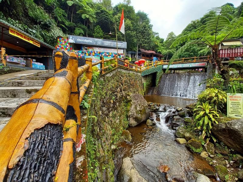 Tiket masuk ke lokawisata ini cukup murah, cuman 15 ribu.<br>