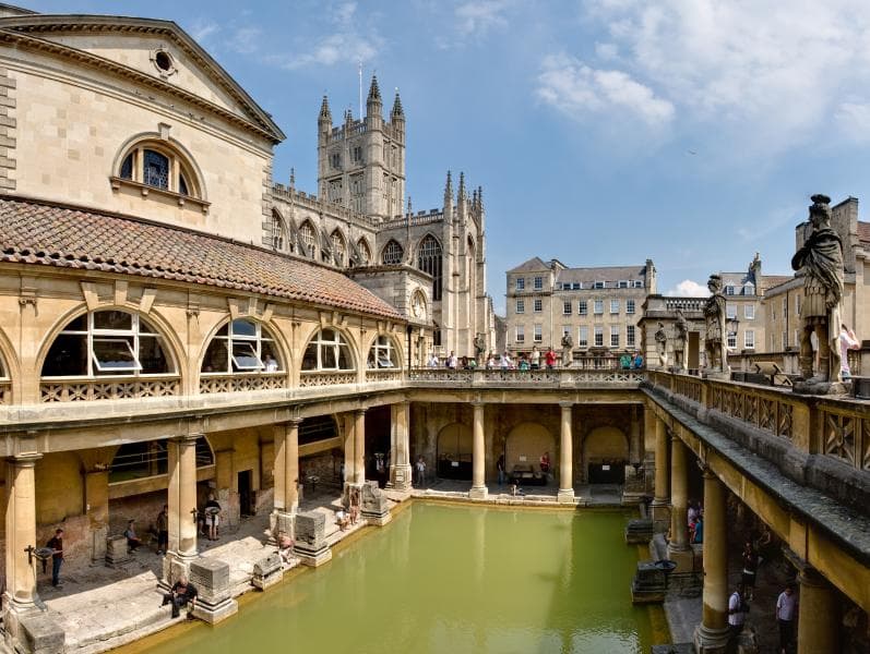 Permandian romawi di Inggris. Dulu, permandian umum lazim digunakan semua orang. Namun, otoritas Kristen kemudian melarang permandian campur. (Wikimedia)