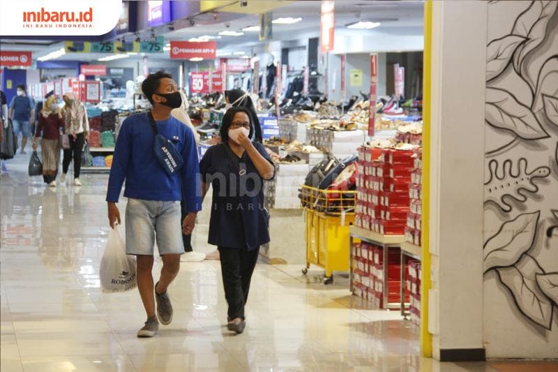 Pengunjung mal berbelanja pakaian dengan menggunakan masker sebagai bentuk patuh protokol kesehatan di Semarang, Senin (9/11/2020). (Inibaru.id/ Triawanda Tirta Aditya)<br>