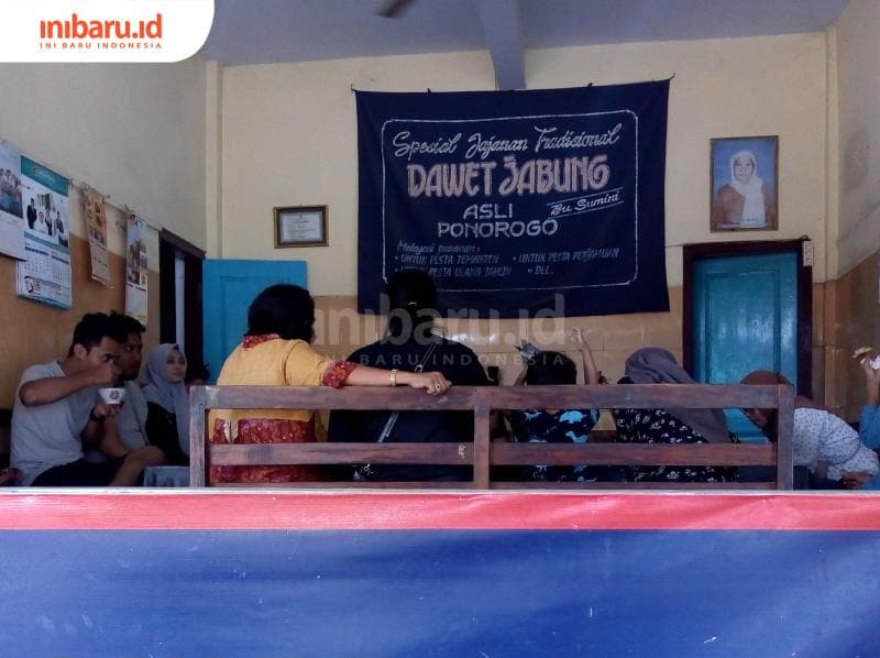 Para pembeli tengah menikmati dawet jabung. (Inibaru.id/ Dwi Nastiti M)<br>